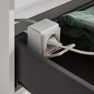 Pistorasia Laatikolle, Pistokkeella